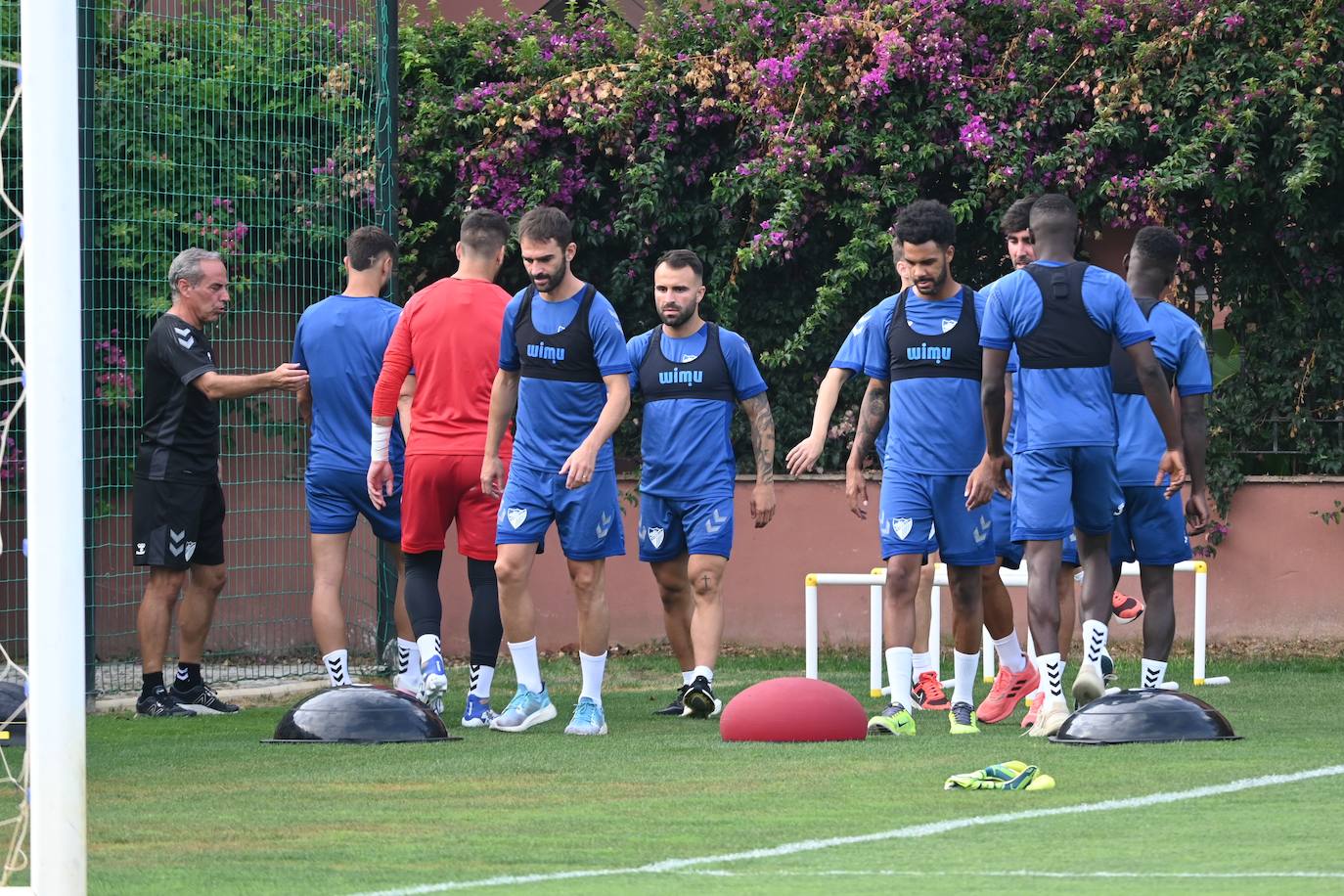 La expedición blanquiazul, lideraba por el técnico Pablo Guede, está formada por 30 jugadores. La lista completa la componen los profesionales Manolo Reina, Rubén Yáñez, Esteban Burgos, Ramalho, Juande, Juanfran, Bustinza, Javi Jiménez, Peybernes, Escassi, Genaro, Ramón, Febas, Luis Muñoz, Jozabed, Álex Gallar, Rubén Castro, Fran Sol y Pablo Chavarría; los canteranos Carlos López, Arturo, Andrés Caro, Víctor Olmo, Moussa, Dani Lorenzo, Issa Fomba, Haitam, Álex Rico y Loren; y el delantero a prueba, Adrián López, quien aspira a tener ficha. El equipo malaguista se hospeda en el complejo hotelero Sol Marbella Estepona Atalaya Park, que cuenta con sus propias instalaciones deportivas para desarrollar los entrenamientos.