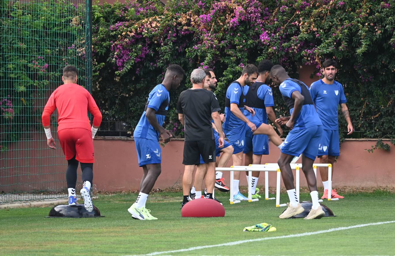 La expedición blanquiazul, lideraba por el técnico Pablo Guede, está formada por 30 jugadores. La lista completa la componen los profesionales Manolo Reina, Rubén Yáñez, Esteban Burgos, Ramalho, Juande, Juanfran, Bustinza, Javi Jiménez, Peybernes, Escassi, Genaro, Ramón, Febas, Luis Muñoz, Jozabed, Álex Gallar, Rubén Castro, Fran Sol y Pablo Chavarría; los canteranos Carlos López, Arturo, Andrés Caro, Víctor Olmo, Moussa, Dani Lorenzo, Issa Fomba, Haitam, Álex Rico y Loren; y el delantero a prueba, Adrián López, quien aspira a tener ficha. El equipo malaguista se hospeda en el complejo hotelero Sol Marbella Estepona Atalaya Park, que cuenta con sus propias instalaciones deportivas para desarrollar los entrenamientos.