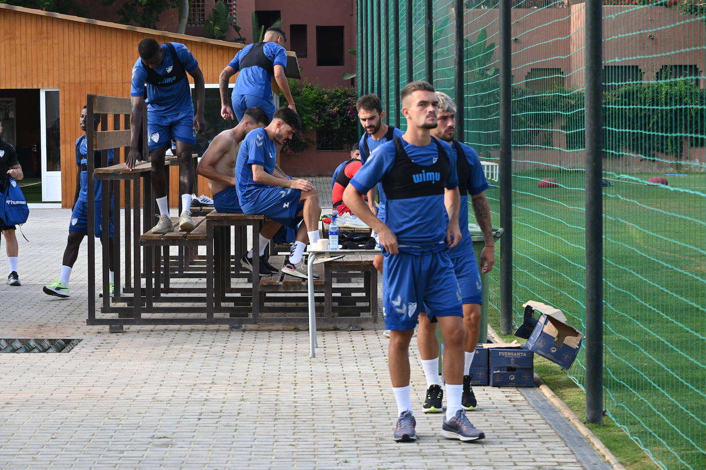 La expedición blanquiazul, lideraba por el técnico Pablo Guede, está formada por 30 jugadores. La lista completa la componen los profesionales Manolo Reina, Rubén Yáñez, Esteban Burgos, Ramalho, Juande, Juanfran, Bustinza, Javi Jiménez, Peybernes, Escassi, Genaro, Ramón, Febas, Luis Muñoz, Jozabed, Álex Gallar, Rubén Castro, Fran Sol y Pablo Chavarría; los canteranos Carlos López, Arturo, Andrés Caro, Víctor Olmo, Moussa, Dani Lorenzo, Issa Fomba, Haitam, Álex Rico y Loren; y el delantero a prueba, Adrián López, quien aspira a tener ficha. El equipo malaguista se hospeda en el complejo hotelero Sol Marbella Estepona Atalaya Park, que cuenta con sus propias instalaciones deportivas para desarrollar los entrenamientos.