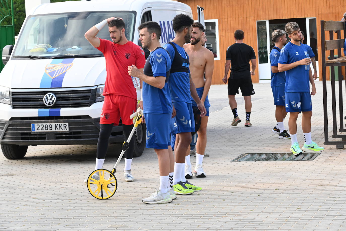 La expedición blanquiazul, lideraba por el técnico Pablo Guede, está formada por 30 jugadores. La lista completa la componen los profesionales Manolo Reina, Rubén Yáñez, Esteban Burgos, Ramalho, Juande, Juanfran, Bustinza, Javi Jiménez, Peybernes, Escassi, Genaro, Ramón, Febas, Luis Muñoz, Jozabed, Álex Gallar, Rubén Castro, Fran Sol y Pablo Chavarría; los canteranos Carlos López, Arturo, Andrés Caro, Víctor Olmo, Moussa, Dani Lorenzo, Issa Fomba, Haitam, Álex Rico y Loren; y el delantero a prueba, Adrián López, quien aspira a tener ficha. El equipo malaguista se hospeda en el complejo hotelero Sol Marbella Estepona Atalaya Park, que cuenta con sus propias instalaciones deportivas para desarrollar los entrenamientos.