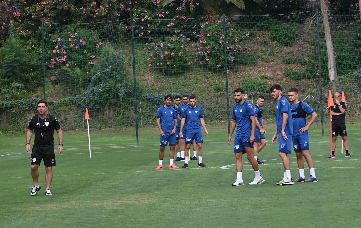 La expedición blanquiazul, lideraba por el técnico Pablo Guede, está formada por 30 jugadores. La lista completa la componen los profesionales Manolo Reina, Rubén Yáñez, Esteban Burgos, Ramalho, Juande, Juanfran, Bustinza, Javi Jiménez, Peybernes, Escassi, Genaro, Ramón, Febas, Luis Muñoz, Jozabed, Álex Gallar, Rubén Castro, Fran Sol y Pablo Chavarría; los canteranos Carlos López, Arturo, Andrés Caro, Víctor Olmo, Moussa, Dani Lorenzo, Issa Fomba, Haitam, Álex Rico y Loren; y el delantero a prueba, Adrián López, quien aspira a tener ficha. El equipo malaguista se hospeda en el complejo hotelero Sol Marbella Estepona Atalaya Park, que cuenta con sus propias instalaciones deportivas para desarrollar los entrenamientos.