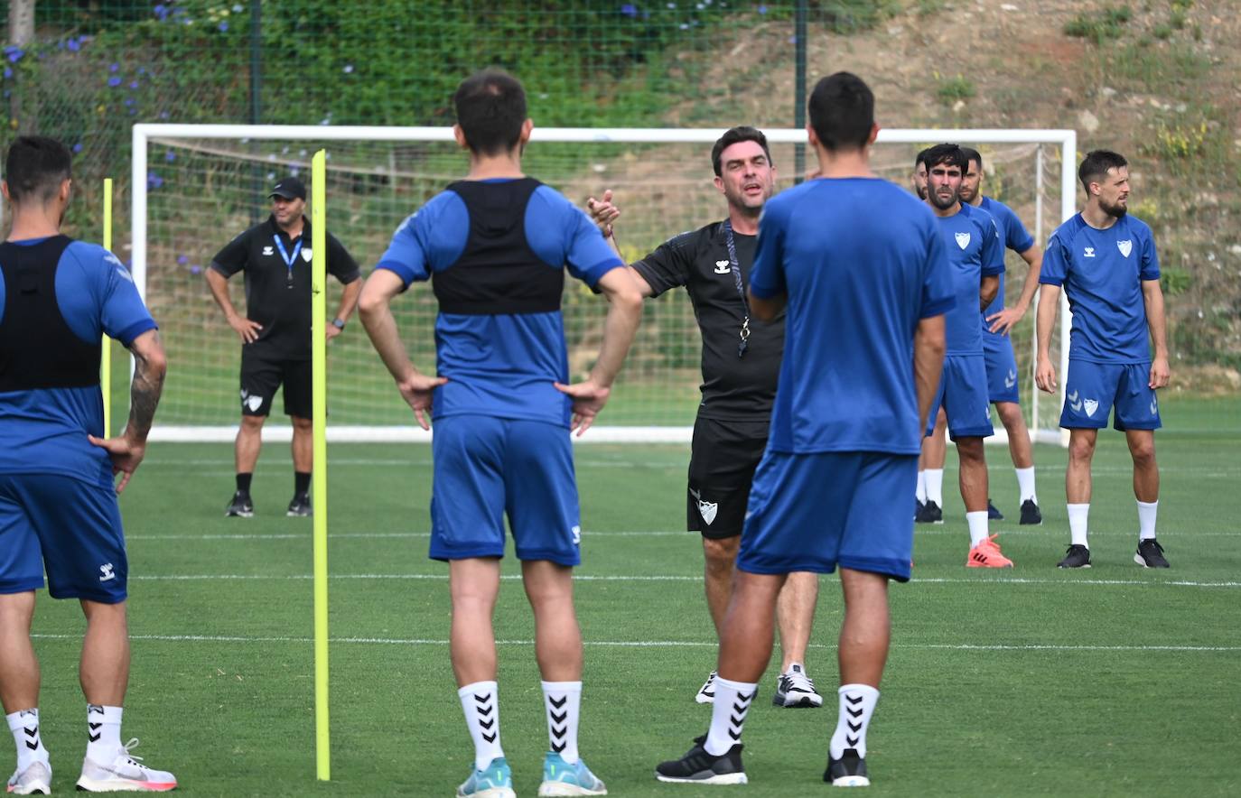 La expedición blanquiazul, lideraba por el técnico Pablo Guede, está formada por 30 jugadores. La lista completa la componen los profesionales Manolo Reina, Rubén Yáñez, Esteban Burgos, Ramalho, Juande, Juanfran, Bustinza, Javi Jiménez, Peybernes, Escassi, Genaro, Ramón, Febas, Luis Muñoz, Jozabed, Álex Gallar, Rubén Castro, Fran Sol y Pablo Chavarría; los canteranos Carlos López, Arturo, Andrés Caro, Víctor Olmo, Moussa, Dani Lorenzo, Issa Fomba, Haitam, Álex Rico y Loren; y el delantero a prueba, Adrián López, quien aspira a tener ficha. El equipo malaguista se hospeda en el complejo hotelero Sol Marbella Estepona Atalaya Park, que cuenta con sus propias instalaciones deportivas para desarrollar los entrenamientos.