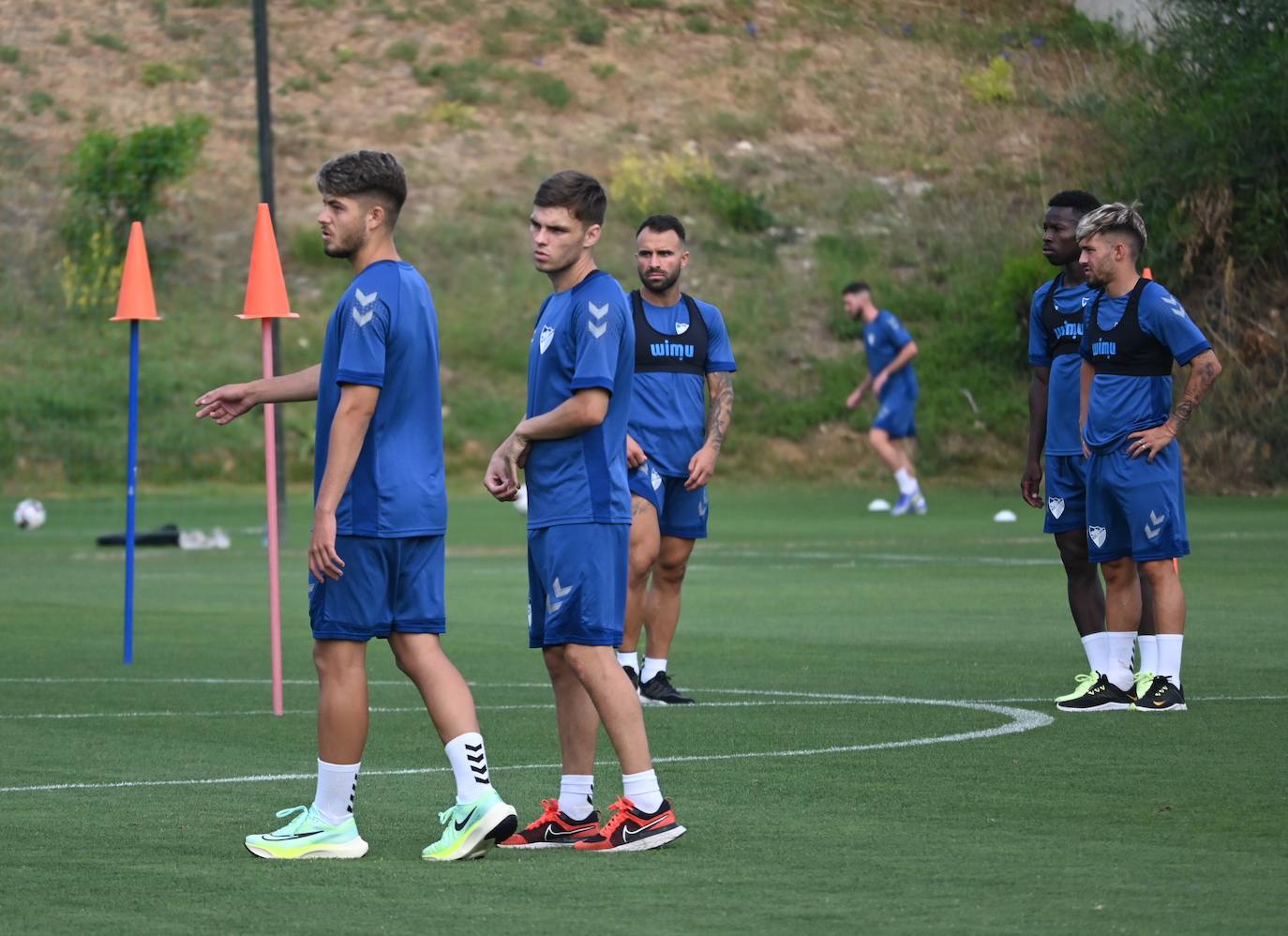 La expedición blanquiazul, lideraba por el técnico Pablo Guede, está formada por 30 jugadores. La lista completa la componen los profesionales Manolo Reina, Rubén Yáñez, Esteban Burgos, Ramalho, Juande, Juanfran, Bustinza, Javi Jiménez, Peybernes, Escassi, Genaro, Ramón, Febas, Luis Muñoz, Jozabed, Álex Gallar, Rubén Castro, Fran Sol y Pablo Chavarría; los canteranos Carlos López, Arturo, Andrés Caro, Víctor Olmo, Moussa, Dani Lorenzo, Issa Fomba, Haitam, Álex Rico y Loren; y el delantero a prueba, Adrián López, quien aspira a tener ficha. El equipo malaguista se hospeda en el complejo hotelero Sol Marbella Estepona Atalaya Park, que cuenta con sus propias instalaciones deportivas para desarrollar los entrenamientos.