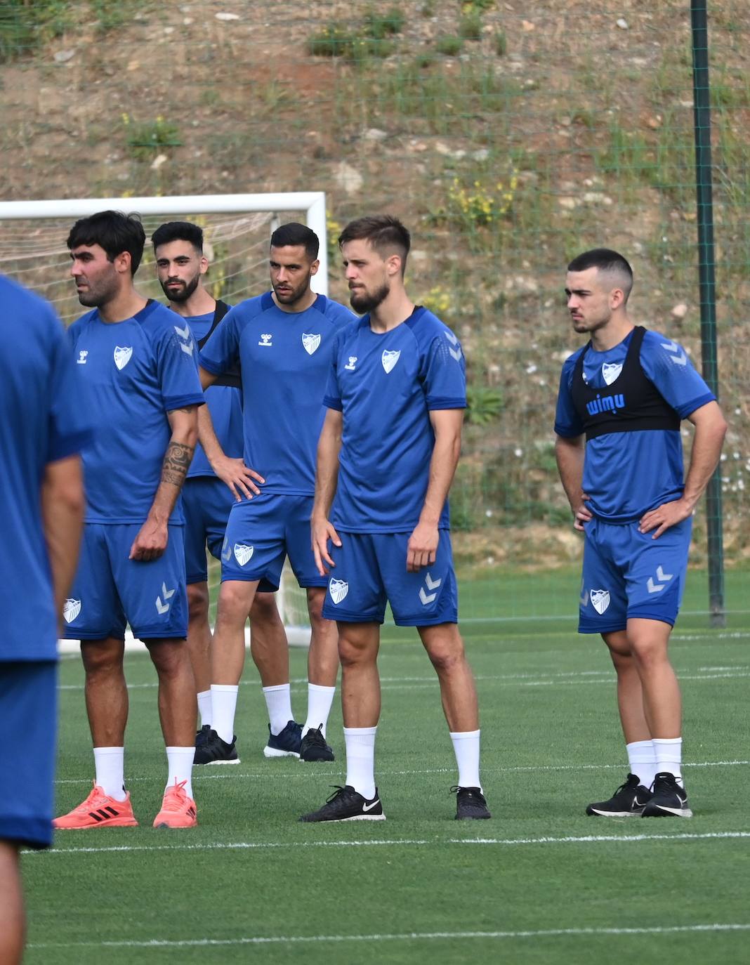 La expedición blanquiazul, lideraba por el técnico Pablo Guede, está formada por 30 jugadores. La lista completa la componen los profesionales Manolo Reina, Rubén Yáñez, Esteban Burgos, Ramalho, Juande, Juanfran, Bustinza, Javi Jiménez, Peybernes, Escassi, Genaro, Ramón, Febas, Luis Muñoz, Jozabed, Álex Gallar, Rubén Castro, Fran Sol y Pablo Chavarría; los canteranos Carlos López, Arturo, Andrés Caro, Víctor Olmo, Moussa, Dani Lorenzo, Issa Fomba, Haitam, Álex Rico y Loren; y el delantero a prueba, Adrián López, quien aspira a tener ficha. El equipo malaguista se hospeda en el complejo hotelero Sol Marbella Estepona Atalaya Park, que cuenta con sus propias instalaciones deportivas para desarrollar los entrenamientos.