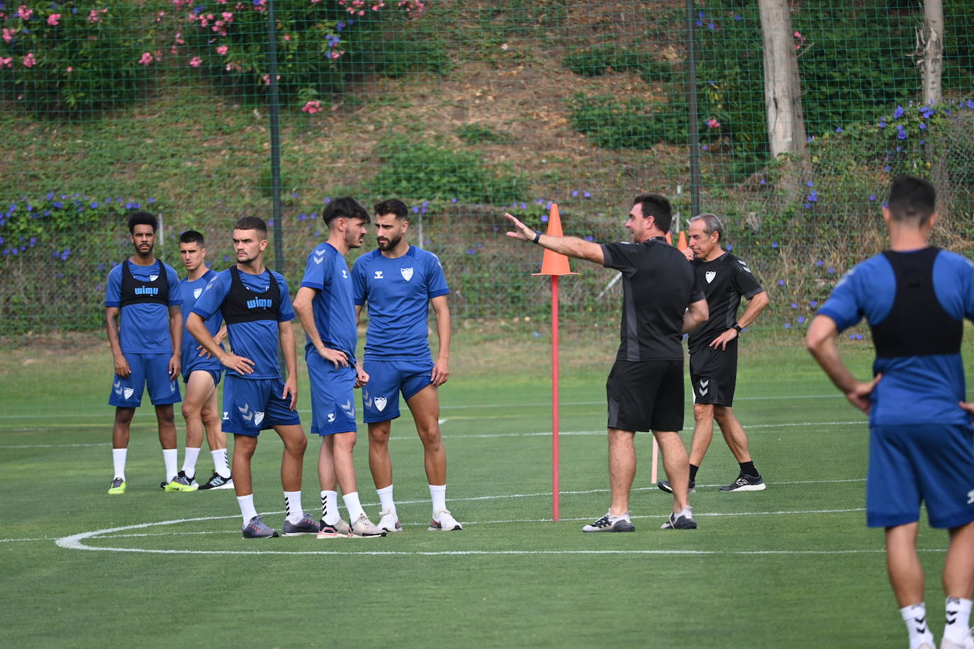 La expedición blanquiazul, lideraba por el técnico Pablo Guede, está formada por 30 jugadores. La lista completa la componen los profesionales Manolo Reina, Rubén Yáñez, Esteban Burgos, Ramalho, Juande, Juanfran, Bustinza, Javi Jiménez, Peybernes, Escassi, Genaro, Ramón, Febas, Luis Muñoz, Jozabed, Álex Gallar, Rubén Castro, Fran Sol y Pablo Chavarría; los canteranos Carlos López, Arturo, Andrés Caro, Víctor Olmo, Moussa, Dani Lorenzo, Issa Fomba, Haitam, Álex Rico y Loren; y el delantero a prueba, Adrián López, quien aspira a tener ficha. El equipo malaguista se hospeda en el complejo hotelero Sol Marbella Estepona Atalaya Park, que cuenta con sus propias instalaciones deportivas para desarrollar los entrenamientos.