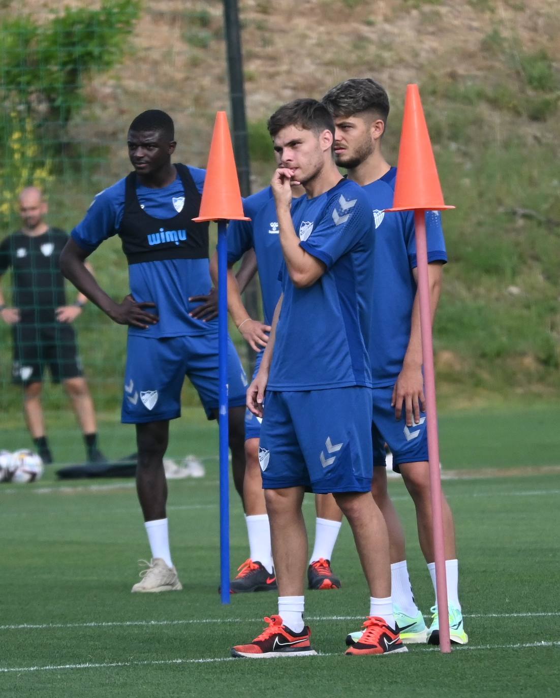 La expedición blanquiazul, lideraba por el técnico Pablo Guede, está formada por 30 jugadores. La lista completa la componen los profesionales Manolo Reina, Rubén Yáñez, Esteban Burgos, Ramalho, Juande, Juanfran, Bustinza, Javi Jiménez, Peybernes, Escassi, Genaro, Ramón, Febas, Luis Muñoz, Jozabed, Álex Gallar, Rubén Castro, Fran Sol y Pablo Chavarría; los canteranos Carlos López, Arturo, Andrés Caro, Víctor Olmo, Moussa, Dani Lorenzo, Issa Fomba, Haitam, Álex Rico y Loren; y el delantero a prueba, Adrián López, quien aspira a tener ficha. El equipo malaguista se hospeda en el complejo hotelero Sol Marbella Estepona Atalaya Park, que cuenta con sus propias instalaciones deportivas para desarrollar los entrenamientos.