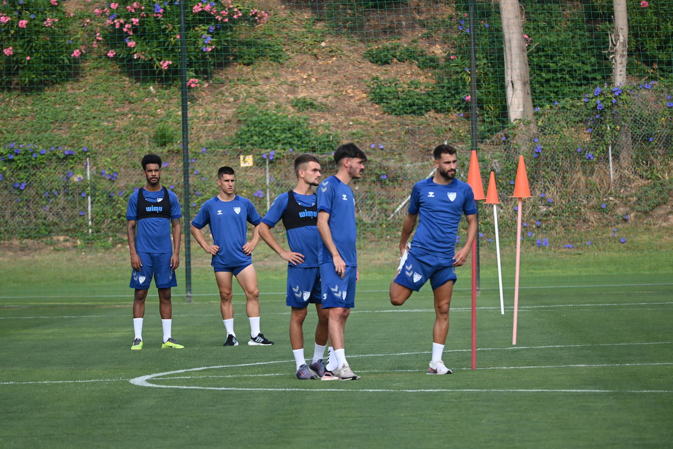 La expedición blanquiazul, lideraba por el técnico Pablo Guede, está formada por 30 jugadores. La lista completa la componen los profesionales Manolo Reina, Rubén Yáñez, Esteban Burgos, Ramalho, Juande, Juanfran, Bustinza, Javi Jiménez, Peybernes, Escassi, Genaro, Ramón, Febas, Luis Muñoz, Jozabed, Álex Gallar, Rubén Castro, Fran Sol y Pablo Chavarría; los canteranos Carlos López, Arturo, Andrés Caro, Víctor Olmo, Moussa, Dani Lorenzo, Issa Fomba, Haitam, Álex Rico y Loren; y el delantero a prueba, Adrián López, quien aspira a tener ficha. El equipo malaguista se hospeda en el complejo hotelero Sol Marbella Estepona Atalaya Park, que cuenta con sus propias instalaciones deportivas para desarrollar los entrenamientos.