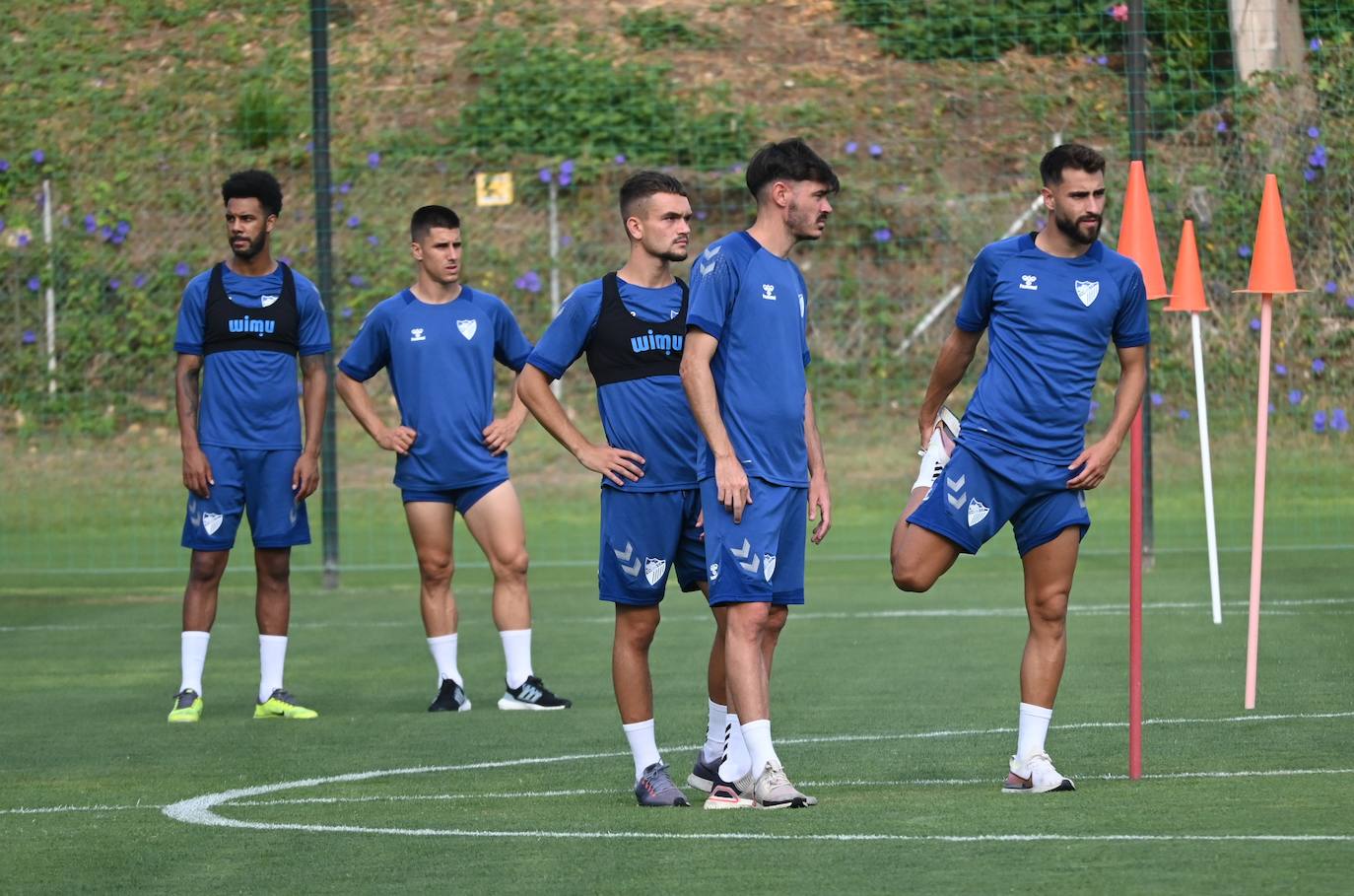 La expedición blanquiazul, lideraba por el técnico Pablo Guede, está formada por 30 jugadores. La lista completa la componen los profesionales Manolo Reina, Rubén Yáñez, Esteban Burgos, Ramalho, Juande, Juanfran, Bustinza, Javi Jiménez, Peybernes, Escassi, Genaro, Ramón, Febas, Luis Muñoz, Jozabed, Álex Gallar, Rubén Castro, Fran Sol y Pablo Chavarría; los canteranos Carlos López, Arturo, Andrés Caro, Víctor Olmo, Moussa, Dani Lorenzo, Issa Fomba, Haitam, Álex Rico y Loren; y el delantero a prueba, Adrián López, quien aspira a tener ficha. El equipo malaguista se hospeda en el complejo hotelero Sol Marbella Estepona Atalaya Park, que cuenta con sus propias instalaciones deportivas para desarrollar los entrenamientos.