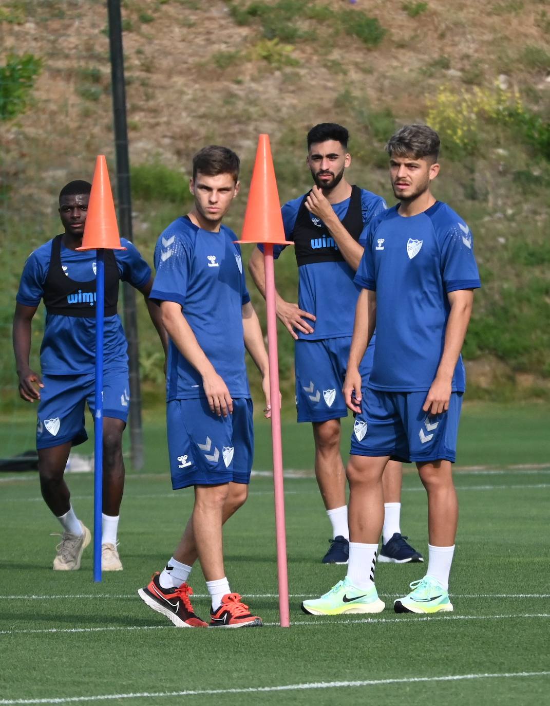 La expedición blanquiazul, lideraba por el técnico Pablo Guede, está formada por 30 jugadores. La lista completa la componen los profesionales Manolo Reina, Rubén Yáñez, Esteban Burgos, Ramalho, Juande, Juanfran, Bustinza, Javi Jiménez, Peybernes, Escassi, Genaro, Ramón, Febas, Luis Muñoz, Jozabed, Álex Gallar, Rubén Castro, Fran Sol y Pablo Chavarría; los canteranos Carlos López, Arturo, Andrés Caro, Víctor Olmo, Moussa, Dani Lorenzo, Issa Fomba, Haitam, Álex Rico y Loren; y el delantero a prueba, Adrián López, quien aspira a tener ficha. El equipo malaguista se hospeda en el complejo hotelero Sol Marbella Estepona Atalaya Park, que cuenta con sus propias instalaciones deportivas para desarrollar los entrenamientos.