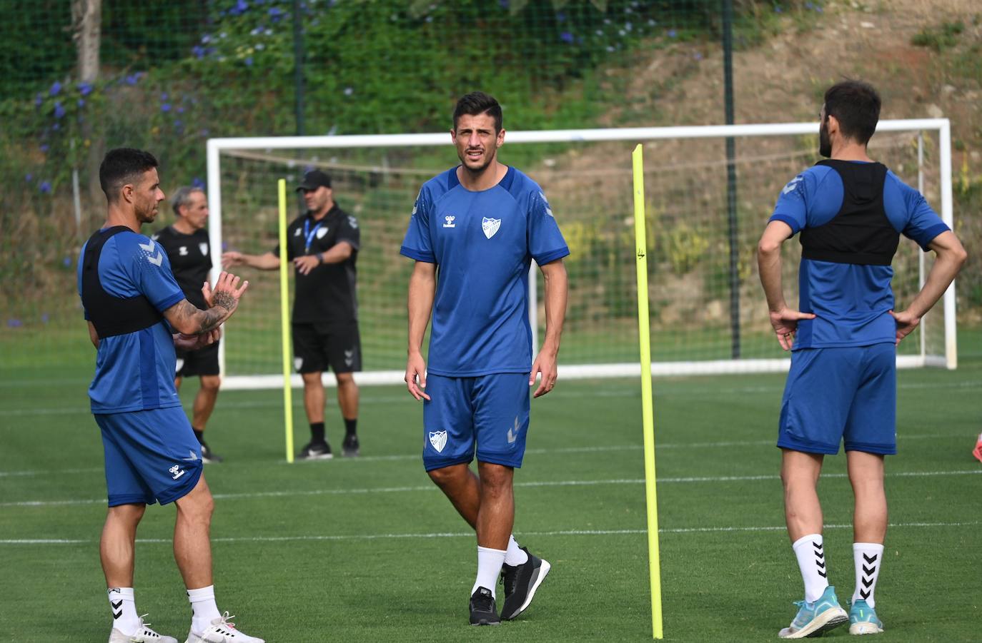 La expedición blanquiazul, lideraba por el técnico Pablo Guede, está formada por 30 jugadores. La lista completa la componen los profesionales Manolo Reina, Rubén Yáñez, Esteban Burgos, Ramalho, Juande, Juanfran, Bustinza, Javi Jiménez, Peybernes, Escassi, Genaro, Ramón, Febas, Luis Muñoz, Jozabed, Álex Gallar, Rubén Castro, Fran Sol y Pablo Chavarría; los canteranos Carlos López, Arturo, Andrés Caro, Víctor Olmo, Moussa, Dani Lorenzo, Issa Fomba, Haitam, Álex Rico y Loren; y el delantero a prueba, Adrián López, quien aspira a tener ficha. El equipo malaguista se hospeda en el complejo hotelero Sol Marbella Estepona Atalaya Park, que cuenta con sus propias instalaciones deportivas para desarrollar los entrenamientos.