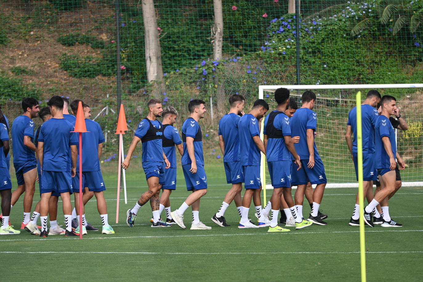 La expedición blanquiazul, lideraba por el técnico Pablo Guede, está formada por 30 jugadores. La lista completa la componen los profesionales Manolo Reina, Rubén Yáñez, Esteban Burgos, Ramalho, Juande, Juanfran, Bustinza, Javi Jiménez, Peybernes, Escassi, Genaro, Ramón, Febas, Luis Muñoz, Jozabed, Álex Gallar, Rubén Castro, Fran Sol y Pablo Chavarría; los canteranos Carlos López, Arturo, Andrés Caro, Víctor Olmo, Moussa, Dani Lorenzo, Issa Fomba, Haitam, Álex Rico y Loren; y el delantero a prueba, Adrián López, quien aspira a tener ficha. El equipo malaguista se hospeda en el complejo hotelero Sol Marbella Estepona Atalaya Park, que cuenta con sus propias instalaciones deportivas para desarrollar los entrenamientos.