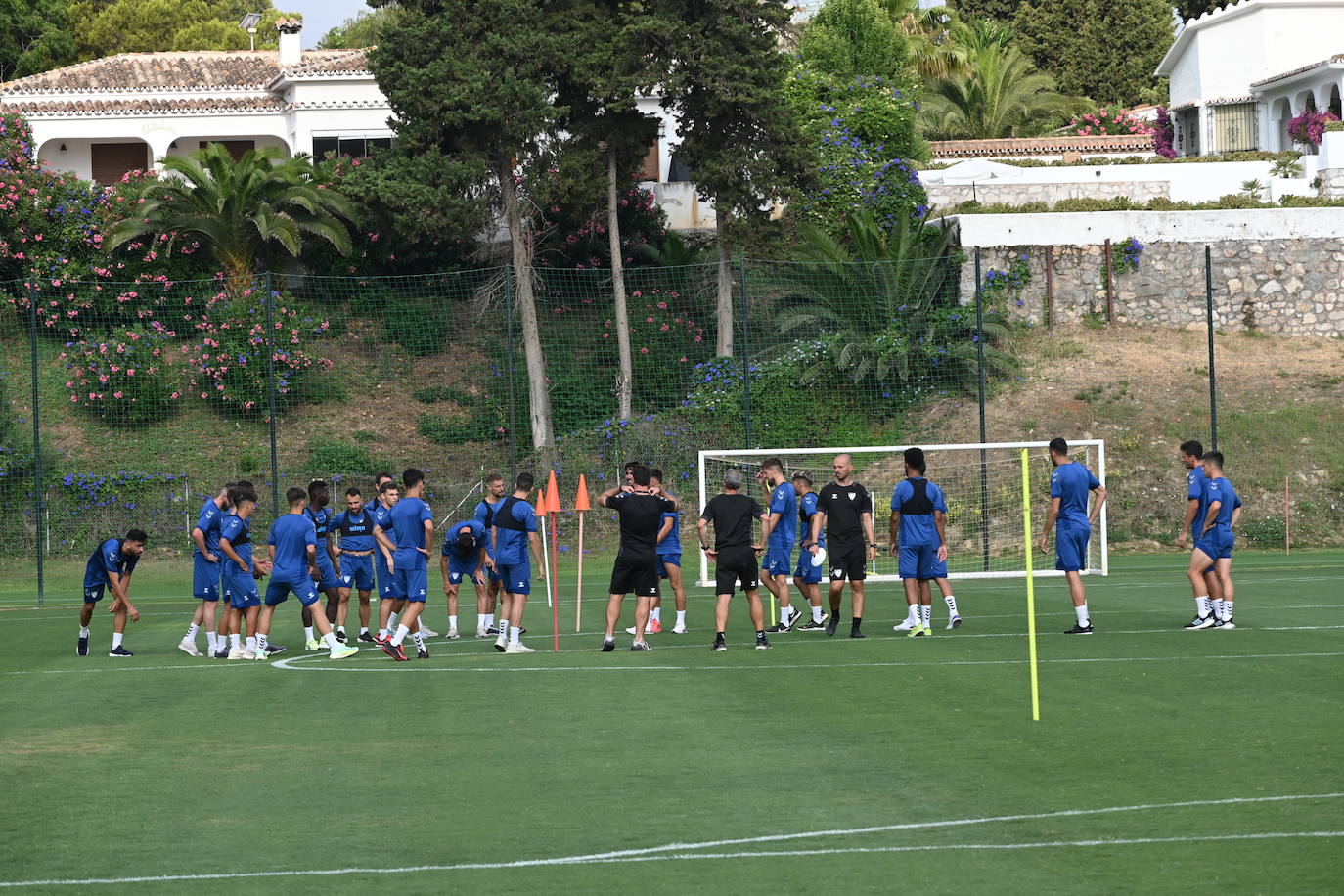 La expedición blanquiazul, lideraba por el técnico Pablo Guede, está formada por 30 jugadores. La lista completa la componen los profesionales Manolo Reina, Rubén Yáñez, Esteban Burgos, Ramalho, Juande, Juanfran, Bustinza, Javi Jiménez, Peybernes, Escassi, Genaro, Ramón, Febas, Luis Muñoz, Jozabed, Álex Gallar, Rubén Castro, Fran Sol y Pablo Chavarría; los canteranos Carlos López, Arturo, Andrés Caro, Víctor Olmo, Moussa, Dani Lorenzo, Issa Fomba, Haitam, Álex Rico y Loren; y el delantero a prueba, Adrián López, quien aspira a tener ficha. El equipo malaguista se hospeda en el complejo hotelero Sol Marbella Estepona Atalaya Park, que cuenta con sus propias instalaciones deportivas para desarrollar los entrenamientos.