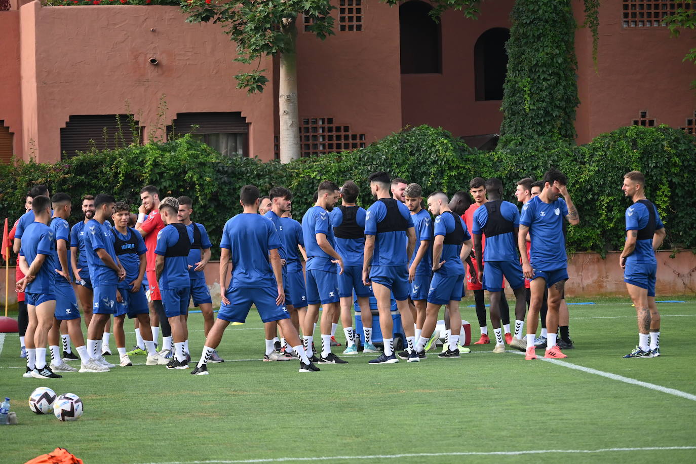 La expedición blanquiazul, lideraba por el técnico Pablo Guede, está formada por 30 jugadores. La lista completa la componen los profesionales Manolo Reina, Rubén Yáñez, Esteban Burgos, Ramalho, Juande, Juanfran, Bustinza, Javi Jiménez, Peybernes, Escassi, Genaro, Ramón, Febas, Luis Muñoz, Jozabed, Álex Gallar, Rubén Castro, Fran Sol y Pablo Chavarría; los canteranos Carlos López, Arturo, Andrés Caro, Víctor Olmo, Moussa, Dani Lorenzo, Issa Fomba, Haitam, Álex Rico y Loren; y el delantero a prueba, Adrián López, quien aspira a tener ficha. El equipo malaguista se hospeda en el complejo hotelero Sol Marbella Estepona Atalaya Park, que cuenta con sus propias instalaciones deportivas para desarrollar los entrenamientos.