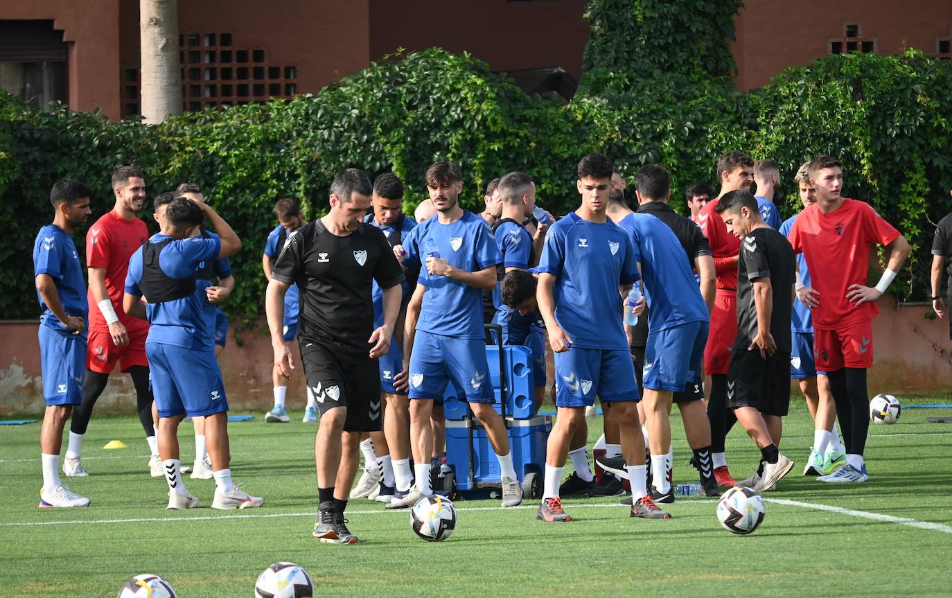 La expedición blanquiazul, lideraba por el técnico Pablo Guede, está formada por 30 jugadores. La lista completa la componen los profesionales Manolo Reina, Rubén Yáñez, Esteban Burgos, Ramalho, Juande, Juanfran, Bustinza, Javi Jiménez, Peybernes, Escassi, Genaro, Ramón, Febas, Luis Muñoz, Jozabed, Álex Gallar, Rubén Castro, Fran Sol y Pablo Chavarría; los canteranos Carlos López, Arturo, Andrés Caro, Víctor Olmo, Moussa, Dani Lorenzo, Issa Fomba, Haitam, Álex Rico y Loren; y el delantero a prueba, Adrián López, quien aspira a tener ficha. El equipo malaguista se hospeda en el complejo hotelero Sol Marbella Estepona Atalaya Park, que cuenta con sus propias instalaciones deportivas para desarrollar los entrenamientos.