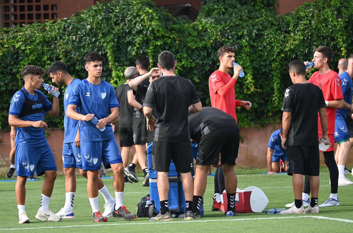 La expedición blanquiazul, lideraba por el técnico Pablo Guede, está formada por 30 jugadores. La lista completa la componen los profesionales Manolo Reina, Rubén Yáñez, Esteban Burgos, Ramalho, Juande, Juanfran, Bustinza, Javi Jiménez, Peybernes, Escassi, Genaro, Ramón, Febas, Luis Muñoz, Jozabed, Álex Gallar, Rubén Castro, Fran Sol y Pablo Chavarría; los canteranos Carlos López, Arturo, Andrés Caro, Víctor Olmo, Moussa, Dani Lorenzo, Issa Fomba, Haitam, Álex Rico y Loren; y el delantero a prueba, Adrián López, quien aspira a tener ficha. El equipo malaguista se hospeda en el complejo hotelero Sol Marbella Estepona Atalaya Park, que cuenta con sus propias instalaciones deportivas para desarrollar los entrenamientos.