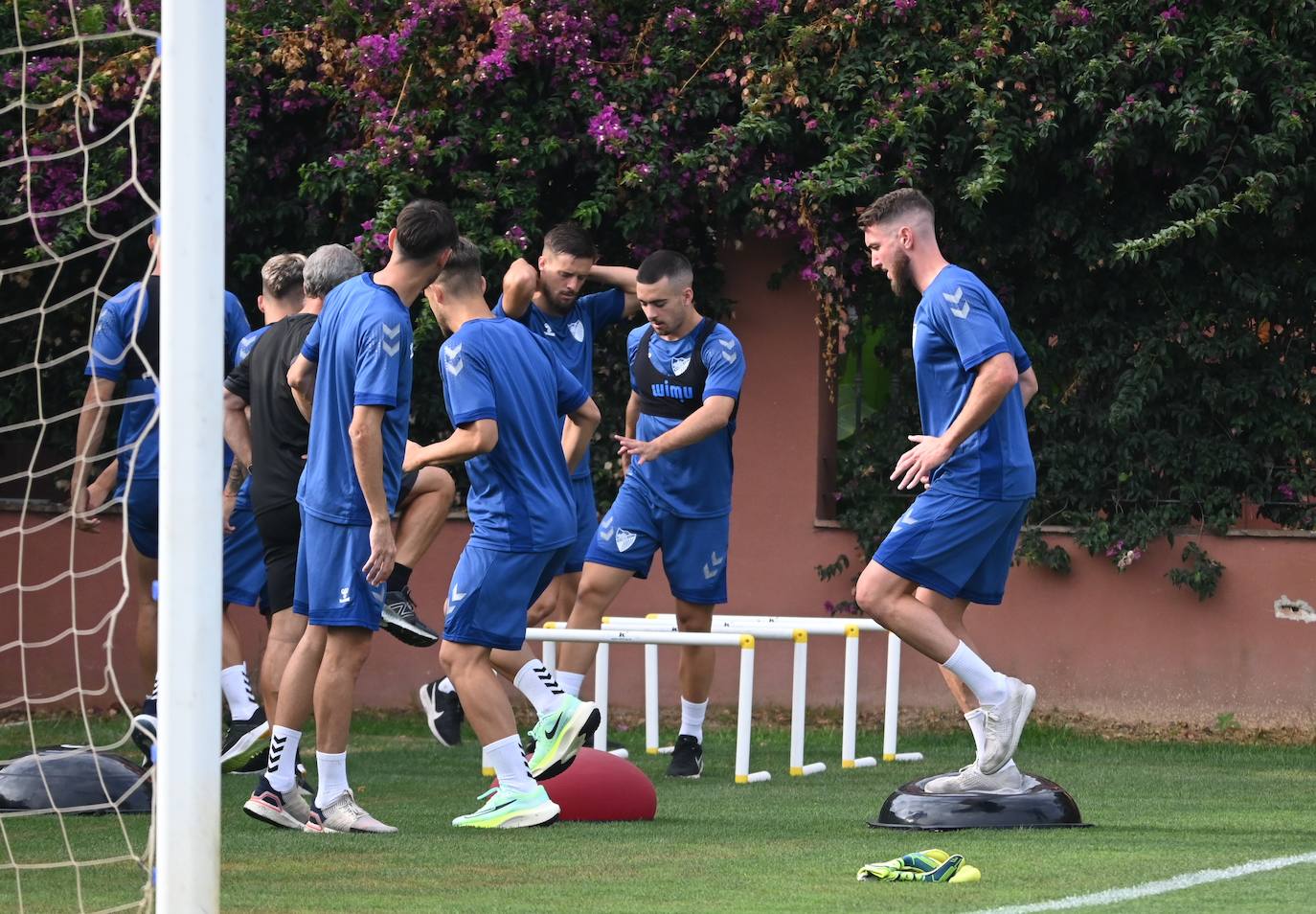 La expedición blanquiazul, lideraba por el técnico Pablo Guede, está formada por 30 jugadores. La lista completa la componen los profesionales Manolo Reina, Rubén Yáñez, Esteban Burgos, Ramalho, Juande, Juanfran, Bustinza, Javi Jiménez, Peybernes, Escassi, Genaro, Ramón, Febas, Luis Muñoz, Jozabed, Álex Gallar, Rubén Castro, Fran Sol y Pablo Chavarría; los canteranos Carlos López, Arturo, Andrés Caro, Víctor Olmo, Moussa, Dani Lorenzo, Issa Fomba, Haitam, Álex Rico y Loren; y el delantero a prueba, Adrián López, quien aspira a tener ficha. El equipo malaguista se hospeda en el complejo hotelero Sol Marbella Estepona Atalaya Park, que cuenta con sus propias instalaciones deportivas para desarrollar los entrenamientos.