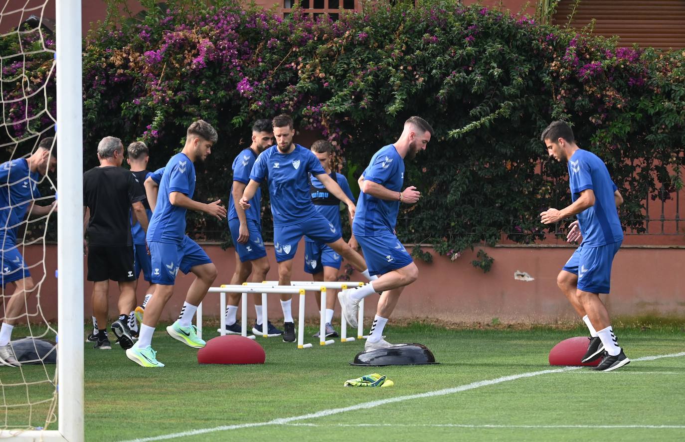 La expedición blanquiazul, lideraba por el técnico Pablo Guede, está formada por 30 jugadores. La lista completa la componen los profesionales Manolo Reina, Rubén Yáñez, Esteban Burgos, Ramalho, Juande, Juanfran, Bustinza, Javi Jiménez, Peybernes, Escassi, Genaro, Ramón, Febas, Luis Muñoz, Jozabed, Álex Gallar, Rubén Castro, Fran Sol y Pablo Chavarría; los canteranos Carlos López, Arturo, Andrés Caro, Víctor Olmo, Moussa, Dani Lorenzo, Issa Fomba, Haitam, Álex Rico y Loren; y el delantero a prueba, Adrián López, quien aspira a tener ficha. El equipo malaguista se hospeda en el complejo hotelero Sol Marbella Estepona Atalaya Park, que cuenta con sus propias instalaciones deportivas para desarrollar los entrenamientos.