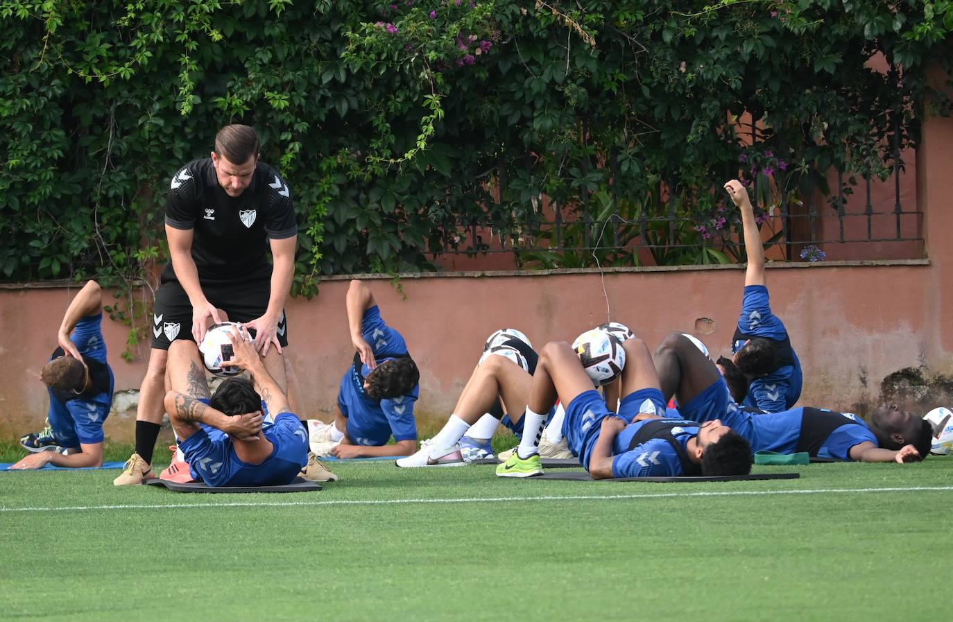 La expedición blanquiazul, lideraba por el técnico Pablo Guede, está formada por 30 jugadores. La lista completa la componen los profesionales Manolo Reina, Rubén Yáñez, Esteban Burgos, Ramalho, Juande, Juanfran, Bustinza, Javi Jiménez, Peybernes, Escassi, Genaro, Ramón, Febas, Luis Muñoz, Jozabed, Álex Gallar, Rubén Castro, Fran Sol y Pablo Chavarría; los canteranos Carlos López, Arturo, Andrés Caro, Víctor Olmo, Moussa, Dani Lorenzo, Issa Fomba, Haitam, Álex Rico y Loren; y el delantero a prueba, Adrián López, quien aspira a tener ficha. El equipo malaguista se hospeda en el complejo hotelero Sol Marbella Estepona Atalaya Park, que cuenta con sus propias instalaciones deportivas para desarrollar los entrenamientos.