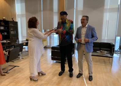 Imagen secundaria 1 - Momento de la entrega del premio a Chucho Valdés.