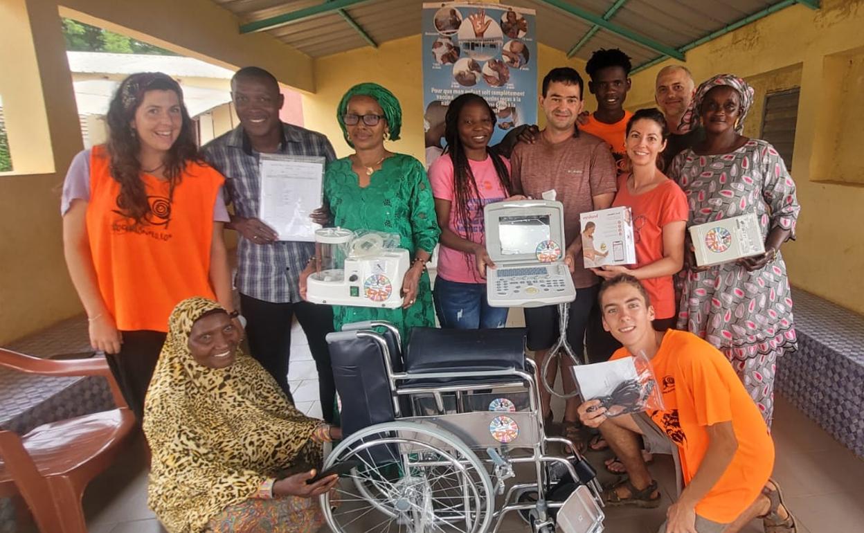 Entrega del ecógrafo y los productos sanitarios en el centro de salud de Dalaba.