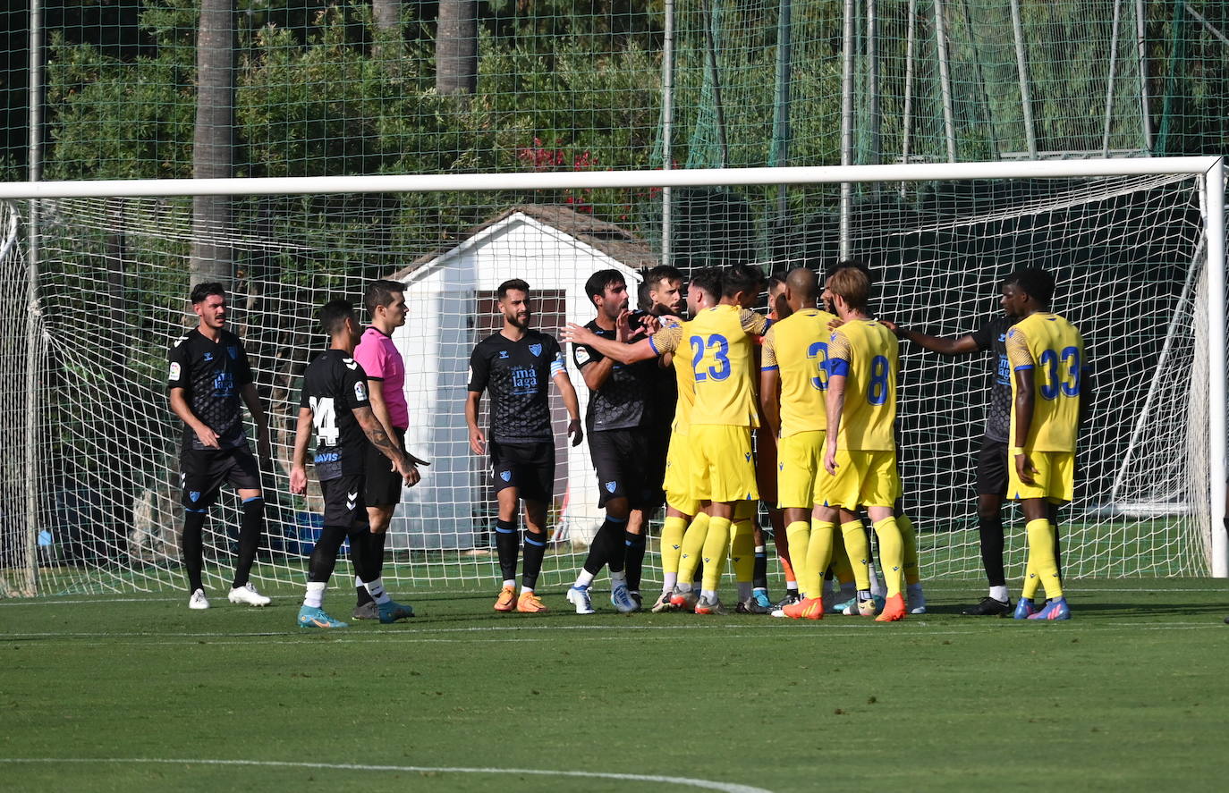 El Málaga pierde con el Cádiz en Marbella (0-2)