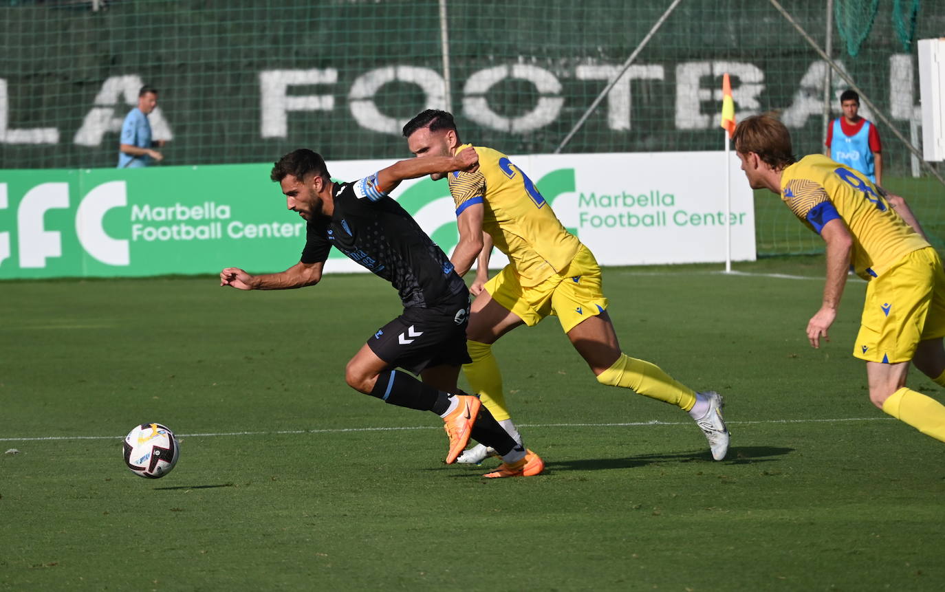 El Málaga pierde con el Cádiz en Marbella (0-2)