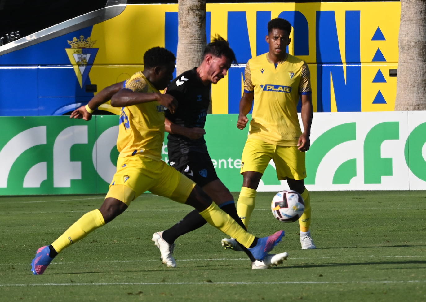 El Málaga pierde con el Cádiz en Marbella (0-2)