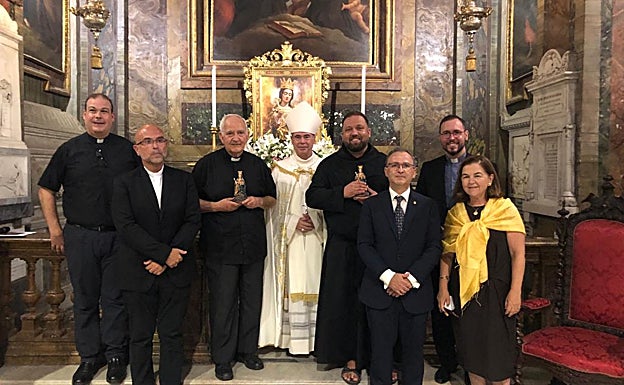 Foto de familia de los miembros que acudieron a la bendición del lienzo de Berzosa. 