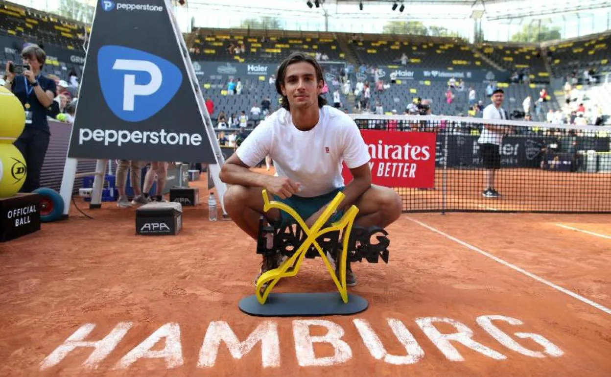 Lorenzo Musetti posa con el trofeo ganado en Hamburgo. 