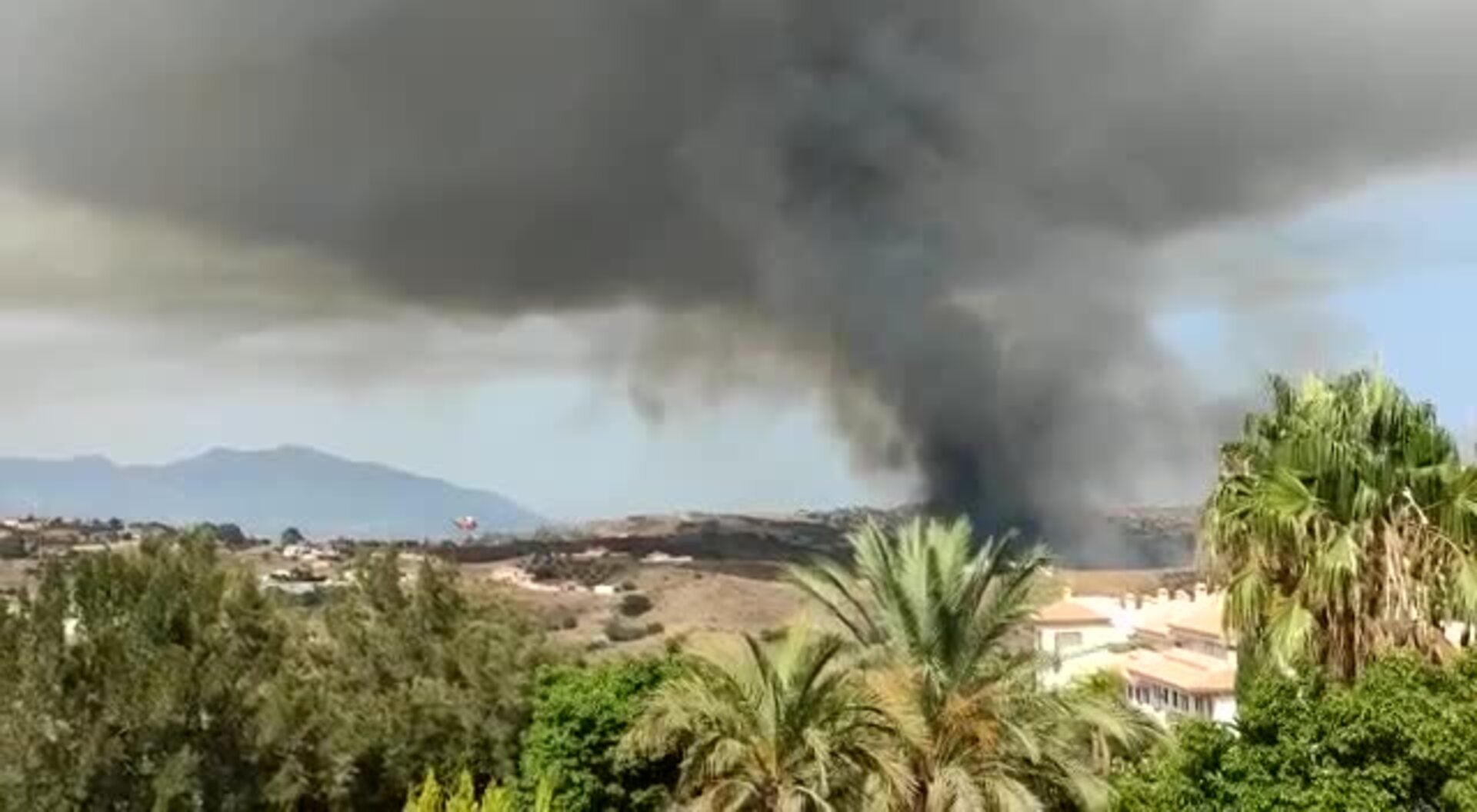 Imágenes del incendio declarado en Mijas este domingo