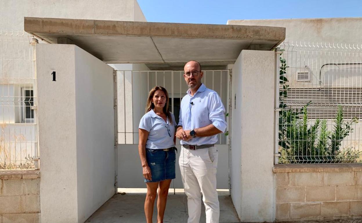 Ediles del PP, frente al edificio cerrado de la guardería de Caleta de Vélez. 