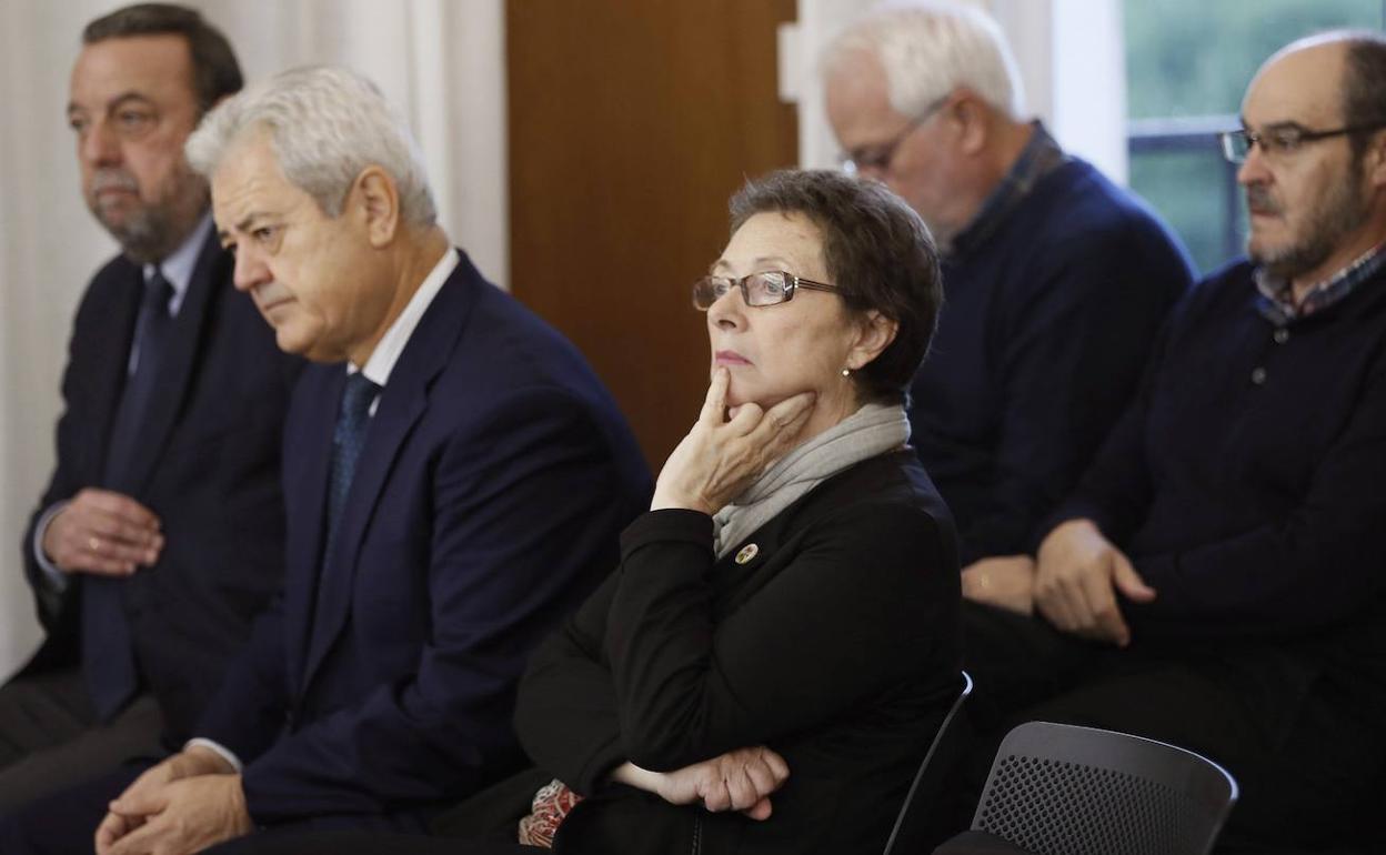 Los exconsejeros de Trabajo, Francisco Vallejo, y de Hacienda, Carmen Martínez Aguayo, durante el juicio.