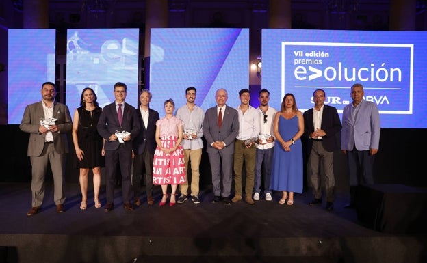 Foto de familia con los galardonados y organizadores de los Premios Evolución.