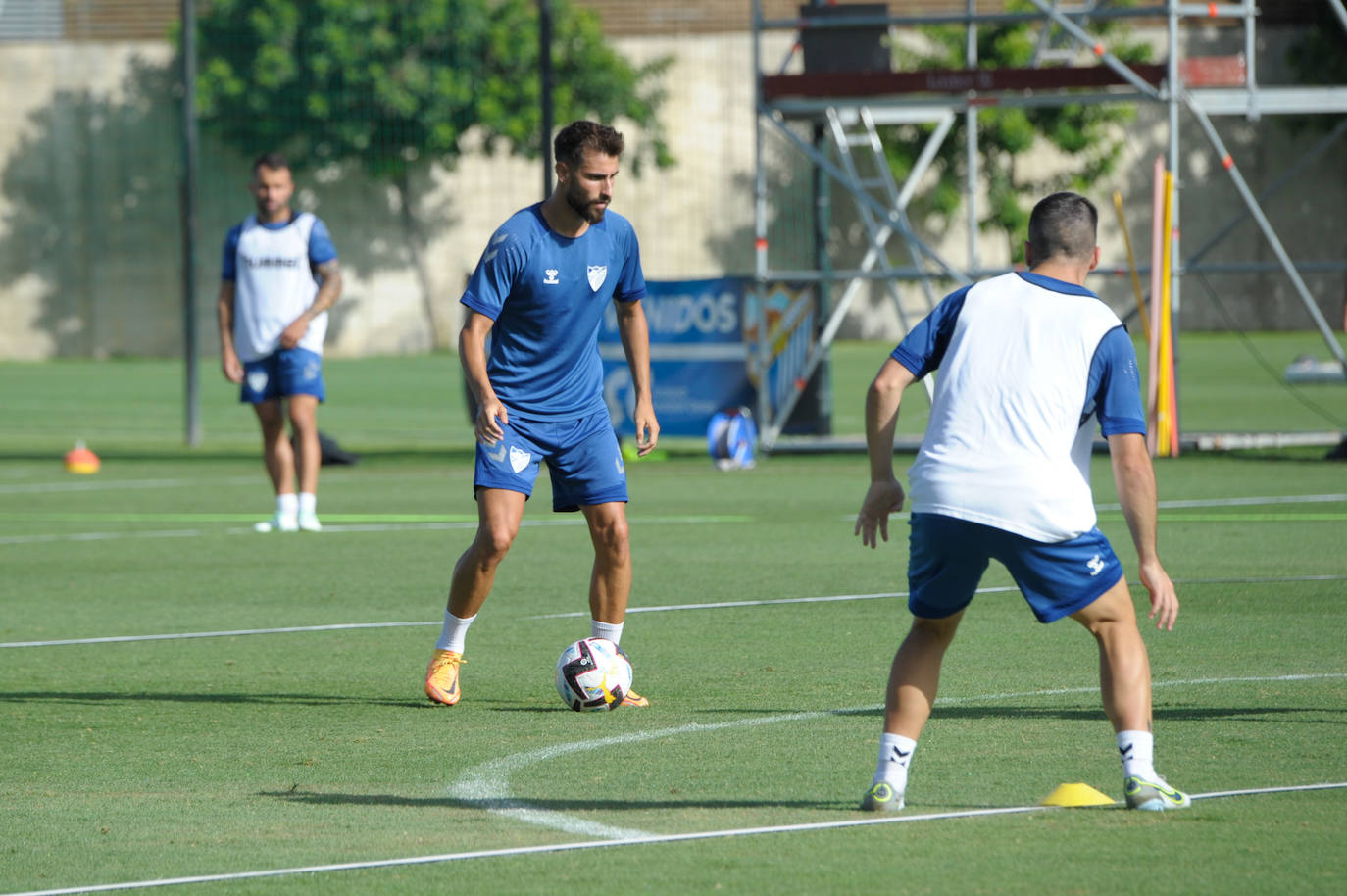 El Málaga llegó este martes al ecuador de la concentración en Estepona, donde el equipo está puliéndose para conseguir su mejor versión de cara al inicio de Liga el próximo 14 de agosto en Burgos. De los 29 efectivos que forman la expedición malaguista, solo Juande, Álex Gallar y Chavarría no completaron el entrenamiento de este martes por la mañana con normalidad. Aunque la situación más grave es la de Chavarría porque el delantero argentino sufre una lesión en el bíceps femoral derecho.