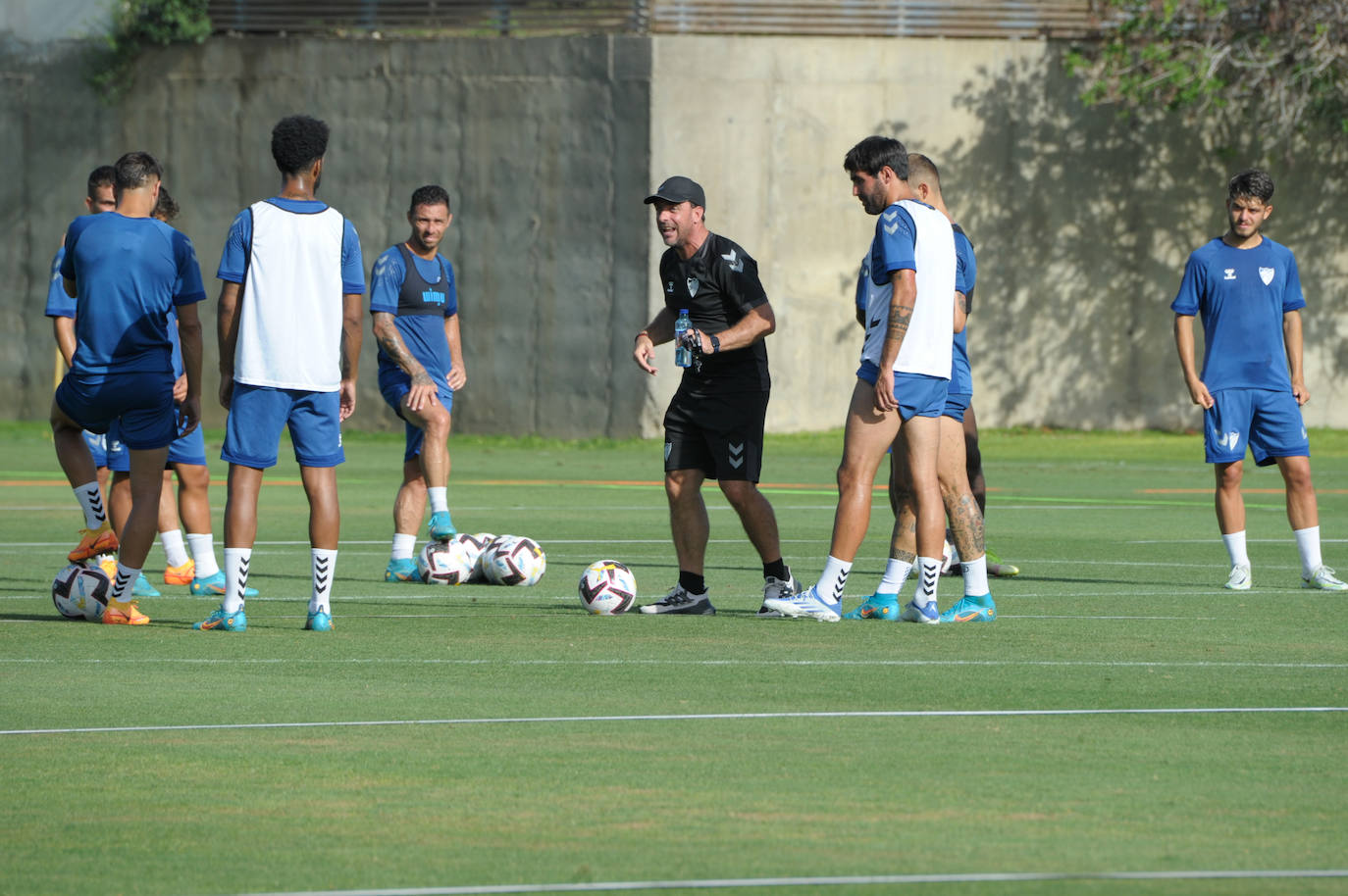 El Málaga llegó este martes al ecuador de la concentración en Estepona, donde el equipo está puliéndose para conseguir su mejor versión de cara al inicio de Liga el próximo 14 de agosto en Burgos. De los 29 efectivos que forman la expedición malaguista, solo Juande, Álex Gallar y Chavarría no completaron el entrenamiento de este martes por la mañana con normalidad. Aunque la situación más grave es la de Chavarría porque el delantero argentino sufre una lesión en el bíceps femoral derecho.