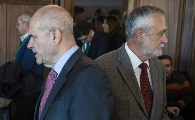 Los expresidentes de la Junta de Andalucía Manuel Chaves y José Antonio Griñán, en la Audiencia de Sevilla en noviembre de 2018 durante el juicio por el caso de los ERE. 