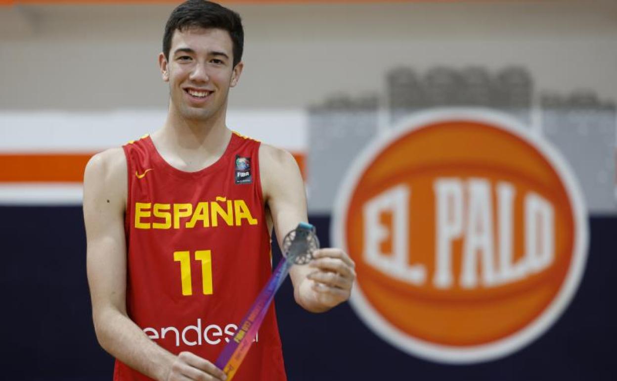 Álvaro Folgueiras posa con la medalla de plata conseguida con España en el Mundial. 