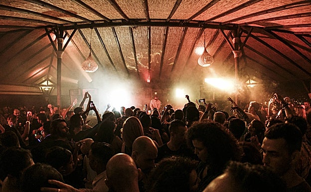 Sesiones de música electrónica en una palapa del Club Hípico El Pinar. 