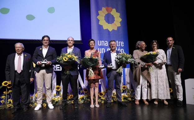 Imagen principal - En la primera imagen, los premiados tras recoger los girasoles de plata y el ramo que se les entregó durante el acto. En la segunda, autoridades de Diputación y Ayuntamiento de Málaga, asistentes a los premios Joan Hunt. En la última, José María Luna, Juan Ignacio Zafra y Manuel Castillo. 