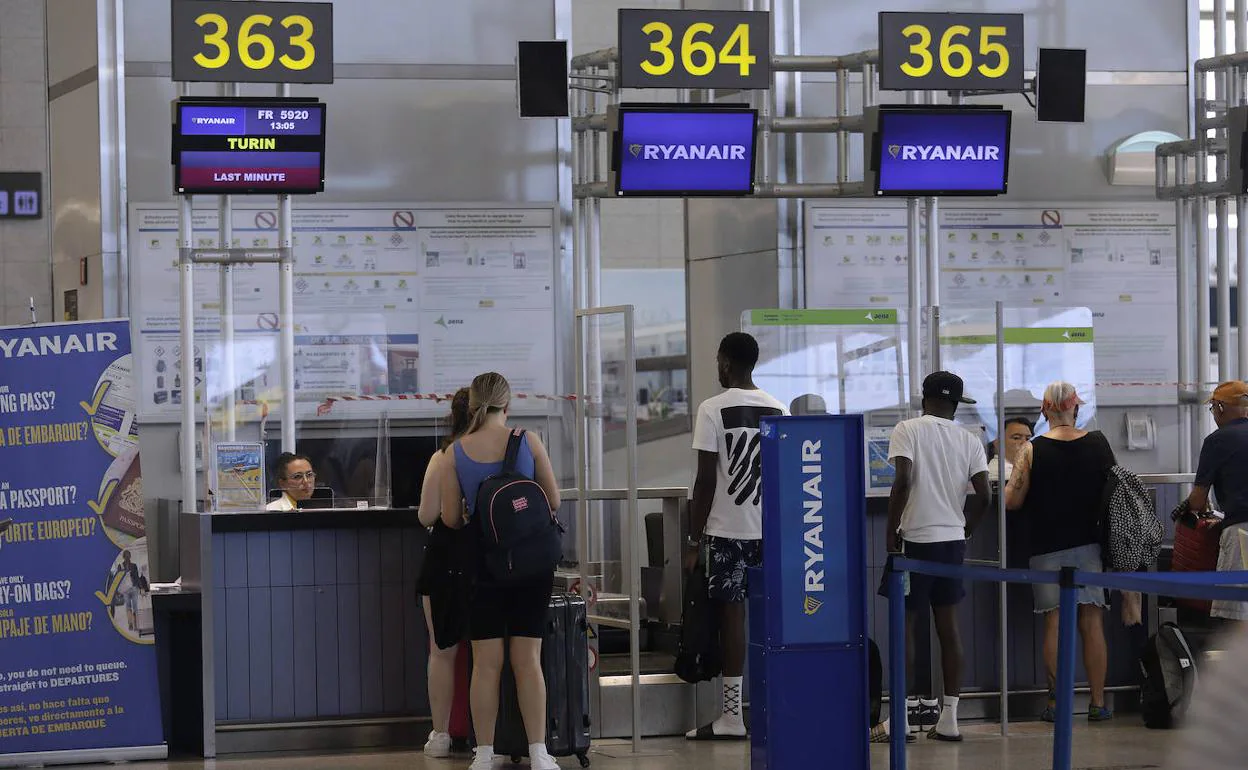 Mostradores de Ryanair en el aeropuerto de Málaga. 