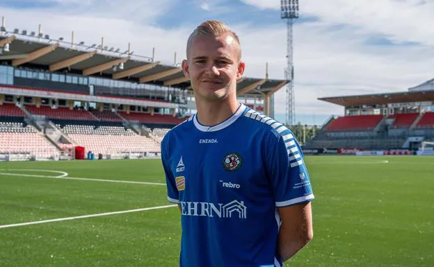 Dani Strindholm posa como nuevo fichaje del Örebro SK.