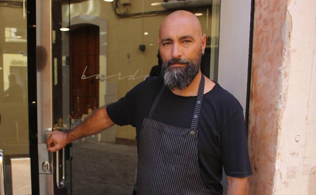 Benito Gómez, ayer, a la entrada de Bardal, que acaba de reabrir tras unos días de descanso.