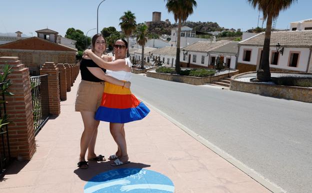 Ana y Paqui, dos vecinas de Cañetel, estrenan el rincón de los abrazos con vistas al castillo. 