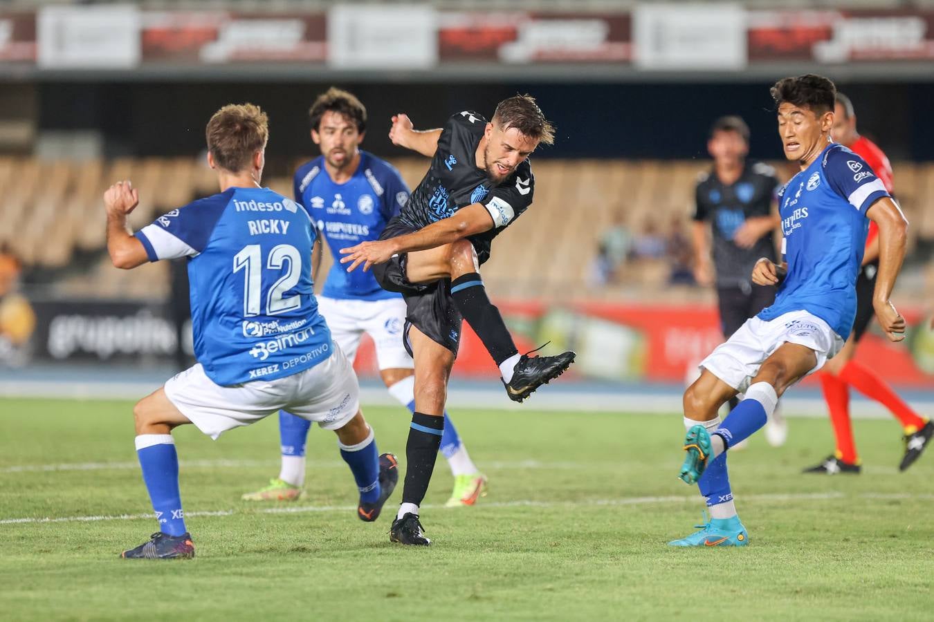 El Málaga disputa un nuevo amistoso ante el Xerez en Chapin. 