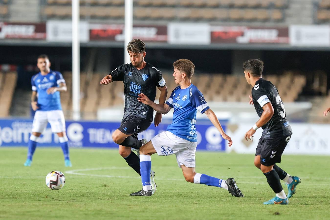 El Málaga disputa un nuevo amistoso ante el Xerez en Chapin. 