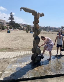 Imagen secundaria 2 - Arriba, Fernando Delgado observa como se quita la arena Francisco Macías, en La Cala del Moral; abajo a la izquierda, vecinos de Algarrobo Costa, y a la derecha, los granadinos Ana María Tirado y Nicolás Peña, en el núcleo caleño. 