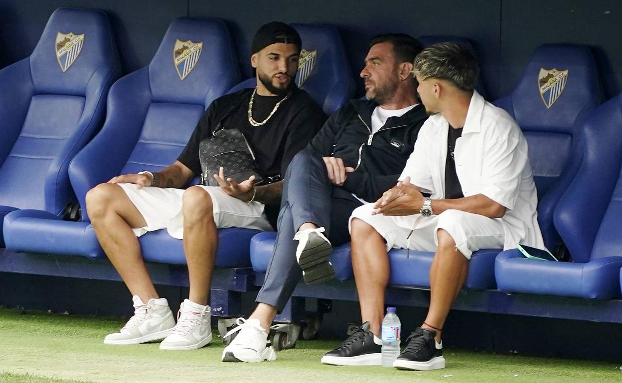 Antoñín (entonces ya apartado) y Kevin conversan con Guede antes del partido contra el Burgos. 