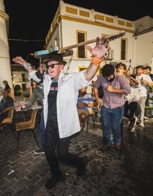 Imagen secundaria 2 - Una treintena de artistas posa el domingo por la noche tras la clausura del festival; Phil Plata, Josu Camacho y Juan de Castro, organizadores del Pueblos Blancos Music Festival, y Joe King Carrasco, con la guitarra en la cabeza en la plaza de Montejaque. 
