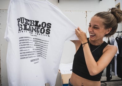 Imagen secundaria 1 - Músicos posan en el Tajo de Ronda; Paula Camacho, con una camiseta conmemorativa, y Donovan Keith posa en Montejaque. 