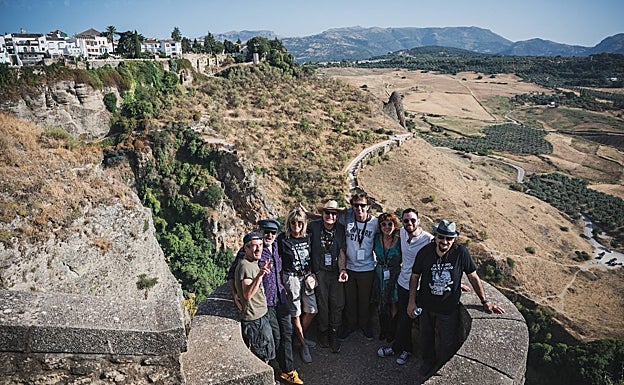Imagen principal - Músicos posan en el Tajo de Ronda; Paula Camacho, con una camiseta conmemorativa, y Donovan Keith posa en Montejaque. 